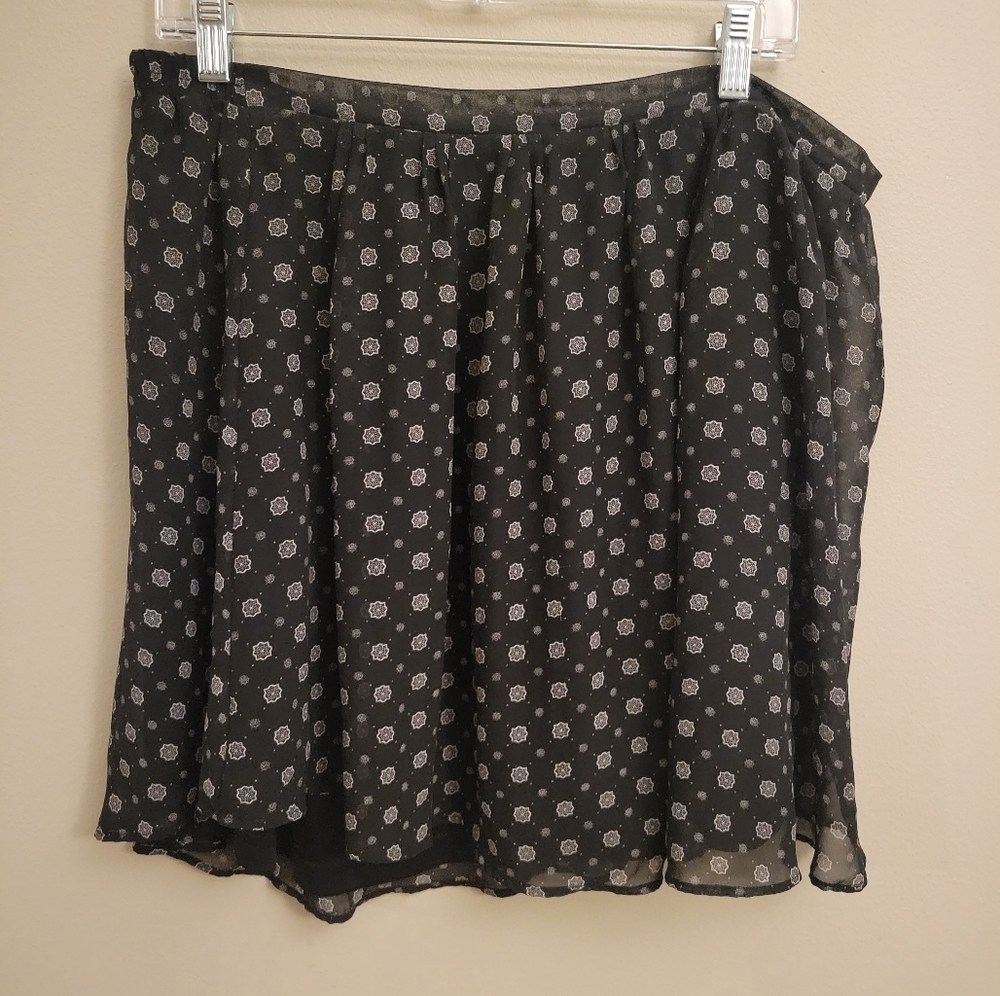 H&M Black Knee High Flowy Pleated Skirt - Large